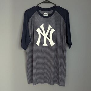 Stitches brand New York Yankee crewneck t-shirt blue and gray size large